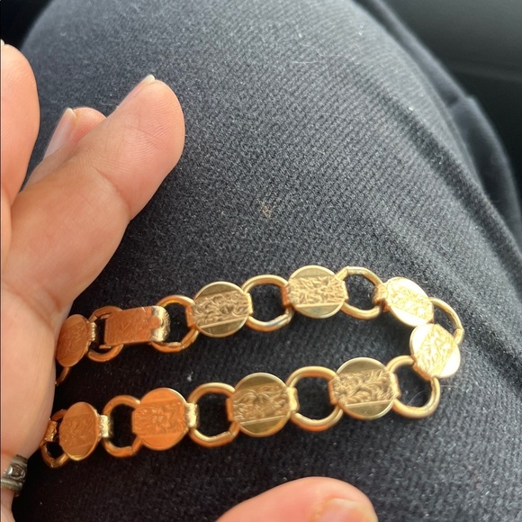 VTG Sarah Coventry Floral Embossed Fashion Bracelet Young And Gay Gold Tone - Picture 2 of 4